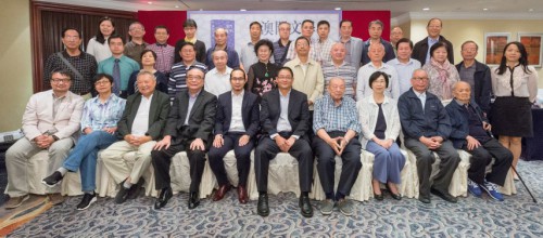 Fotografia dos autores das poesias clássicas com os convidados de honra e os membros da Comissão Editorial.