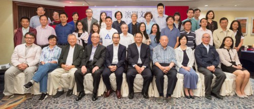 Fotografia dos autores das prosas com os convidados de honra e os membros da Comissão Editorial.