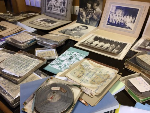 (Fig. 2) O editor-chefe do Tomo de Quyi, Sam Peng Vo e a equipa de compilação reuniram e organizaram cuidadosamente os materiais históricos valiosos