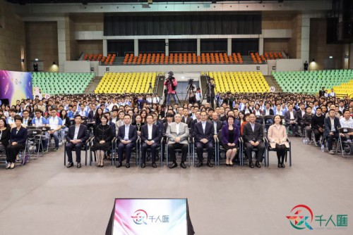 Fotografia do Chefe do Executivo e os Membros da“União Mil Talentos”