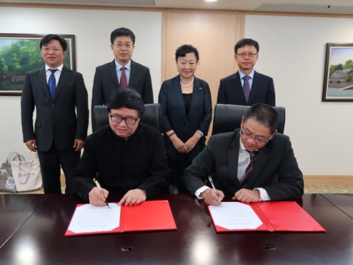 A Carta de Intenções de Cooperação foi assinada pelo Presidente do Conselho de Administração da FM, Dr. Wu Zhiliang, e o Director do Centro de Gestão da Fundação Nacional de Cultura e Arte, Dr. Han Ziyong.   