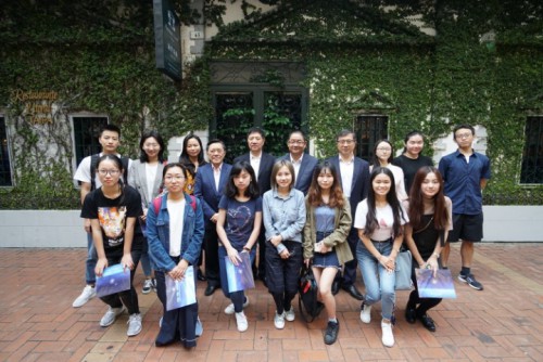 Os Intercâmbio de amizade entre a Fundação Macau e alunos beneficiários da “Bolsa de Estudo destinada aos filhos dos trabalhadores da Indústria Aeroespacial da China”