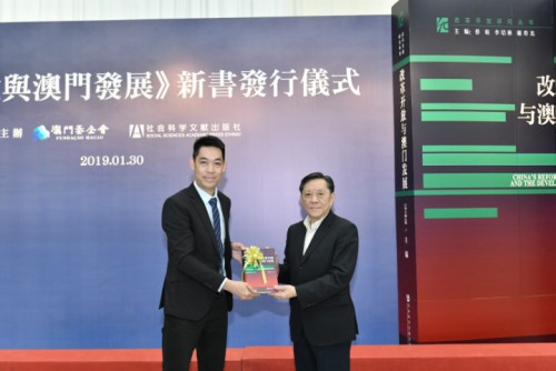 本會行政委員會黎振強委員向澳門出版協會代表何循龍先生贈書
