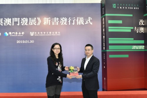 中聯辦宣傳文化部劉偉副部長向澳門城市大學圖書館師麗梅館長贈書