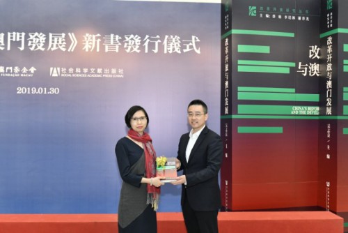 劉偉副部長向澳門理工學院圖書館陳慧紅館長贈書