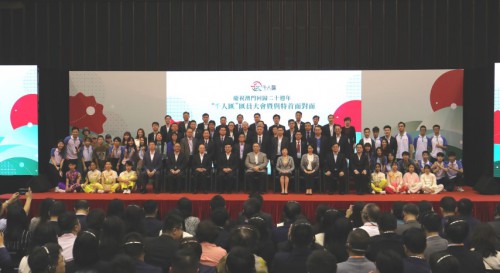 Fotografia entre o Chefe do Executivo, convidados, os reitores de 16 escolas e os elementos da “União Mil Talentos”
