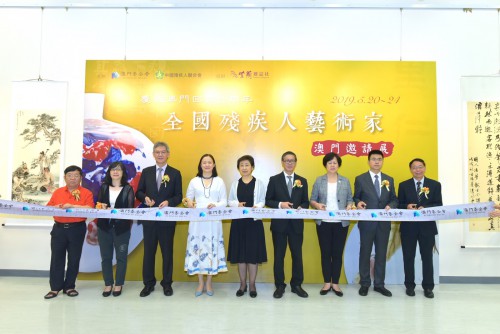 Corte de fita pelos convidados