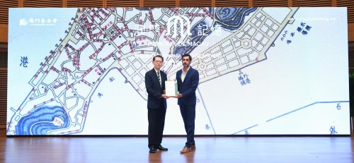 O Membro do Conselho de Administração da Fundação Macau, Au Weng Chi, a entregar o Certificado de Agradecimento ao realizador António Faria   