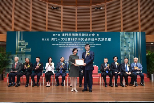 O editor executivo principal da Social Sciences in China Press, Wang Limin, entregou prémio a Agnes Lam Iok-fong, distinguida pela excelência do seu trabalho classificado em primeiro lugar no Grupo de Monografia.