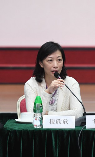 A Presidente do Instituto Cultural do Governo da RAEM Mok Ian Ian a presidir à conferência da Colecção de Literatura de Macau e Bela Macau.