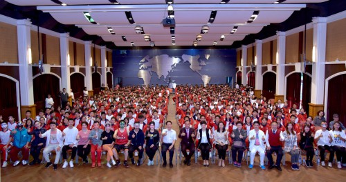 Fotografia de grupo com a reitora da Escola Hou Kong Iao Tun Ieong, vice reitora Chan Hong e do reitor adjunto Chao Meng e dos alunos