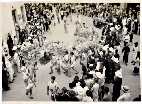Desfile da dança do dragão na década de 30, fotografado por José Neves Catela, e colectada pela Fundação Macau