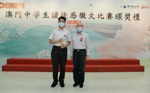 Lok Po, Editor do Jornal “Diário de Macau” entregou o prémio ao primeiro lugar do grupo de ensino secundário básico