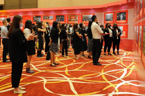 Visita dos trabalhadores da Fundação Macau à exposição sobre os 100 anos do Partido Comunista da China  -Exposição de Fotografias de Celebração do 100º Aniversário do Partido Comunista da China