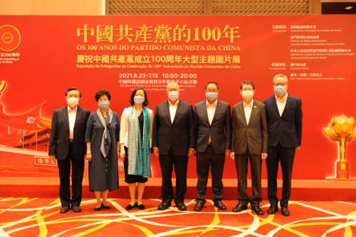 Visita do Vice-Presidente da Conferência Consultiva Política do Povo Chinês, Edmund Ho, à grande exposição de fotografia “Os 100 Anos do Partido Comunista da China”