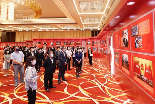 行政長官辦公室、行政會秘書處及政府總部事務局領導及人員參觀展覽