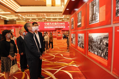 行政法務司司長張永春率領屬下部門人員參觀展覽