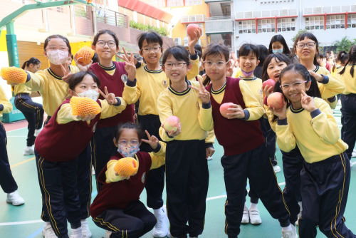 向學生派送蘋果