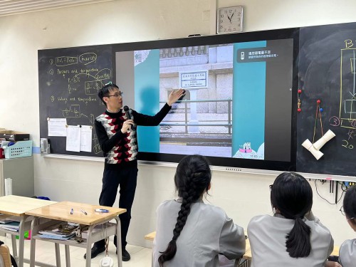 遺產學會副會長勞加裕講解澳門街牌