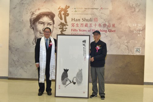 3. 韓書力向澳門基金會致送作品