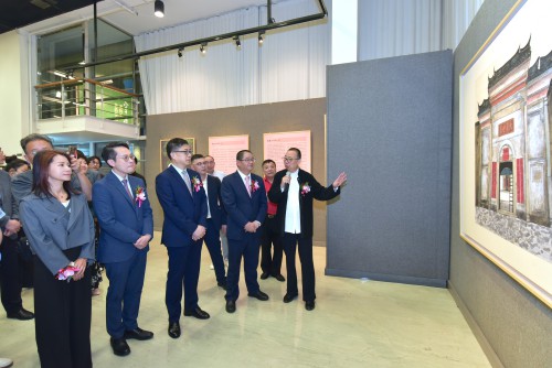 潘魯生向嘉賓介紹作品