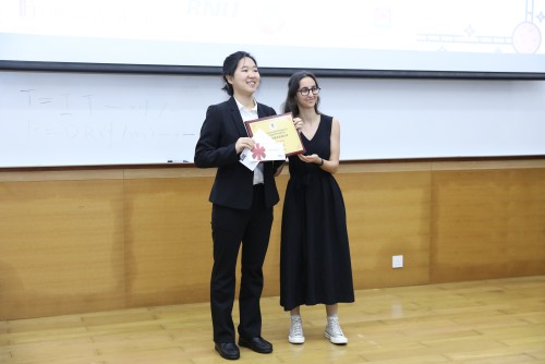 澳門論壇日報代表Catarina Pereira頒發二等獎予甘甜兒同學