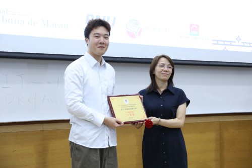 澳門基金會代表頒發一等獎予張洪韵同學