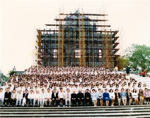 利瑪竇師生共整理了上千張圖片收錄至“校園記憶”，不僅保存着學生的青春歲月，亦見證着澳門城市的變遷。