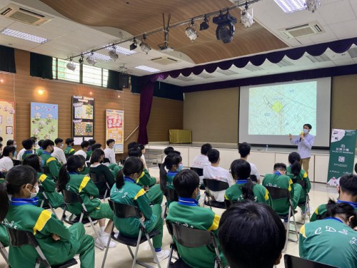 澳門基金會長期組織本地文史工作者進行“記憶沙龍”活動，迄今已舉辦151場，其中包括114場校園專場講座。