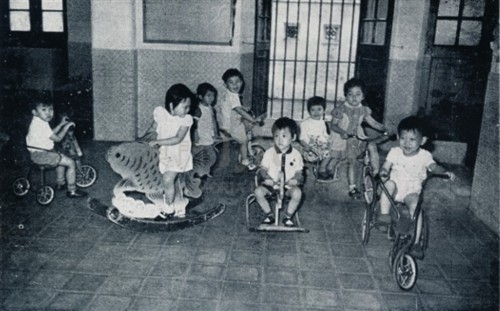 利瑪竇師生共整理了上千張圖片收錄至“校園記憶”，不僅保存着學生的青春歲月，亦見證着澳門城市的變遷。