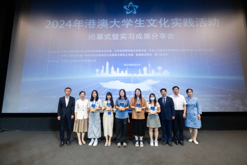 嘉賓向學生們頒發實習紀念獎盃