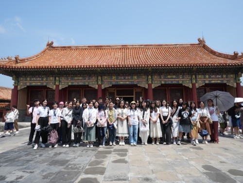 學生們參訪故宮博物館後留影