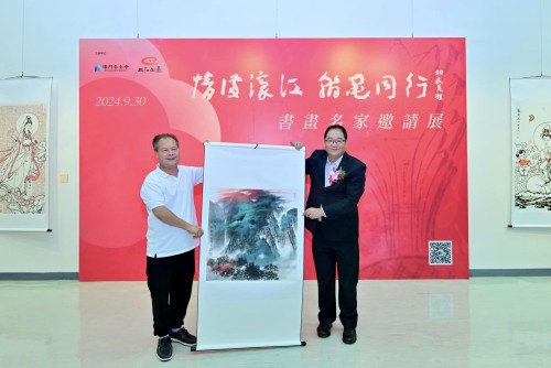 劉萬群向澳門基金會致送作品