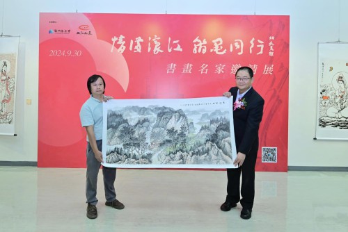 劉建銀向澳門基金會致送作品