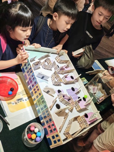 “澳門記憶”攤位遊戲涵蓋本土歷史元素，市民互動氣氛熱烈。