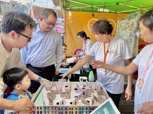 澳門基金會行政委員會吳志良主席到場與市民交流。