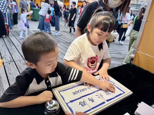 “澳門記憶”攤位遊戲涵蓋本土歷史元素，市民互動氣氛熱烈。
