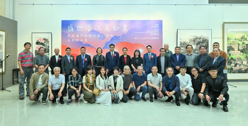 主禮嘉賓與到場的參展者合照