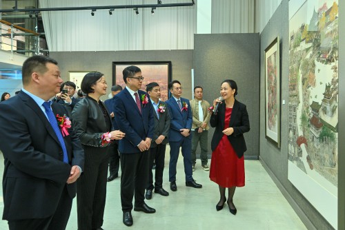 中國美協副主席林藍引領嘉賓參觀展覽