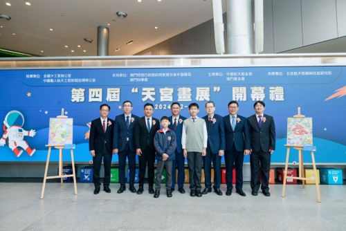 主禮嘉賓與兩位澳門參展“小畫家”合影
