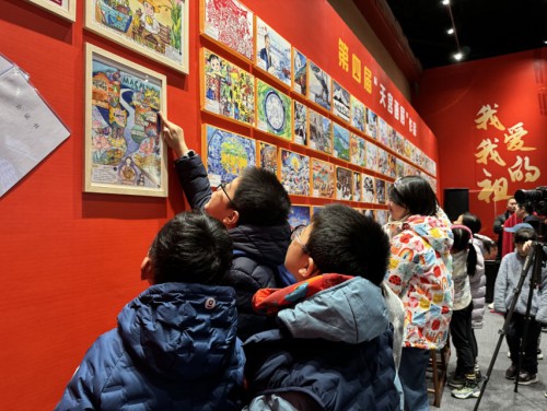 北京故宮博物院午門東北崇樓展廳內小朋友在《澳門之聲》作品前駐足