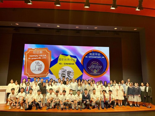 港澳學校師生台上合照