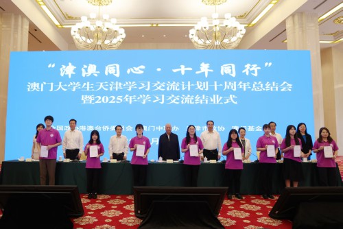 與會嘉賓向學員頒發結業證書