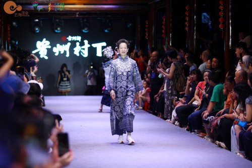 代表們換上了少數民族盛裝，嘗試鄉村走秀