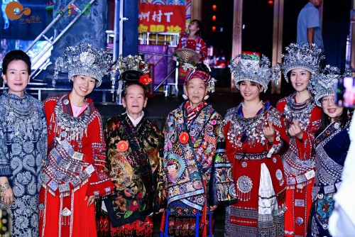 代表們換上了少數民族盛裝，嘗試鄉村走秀