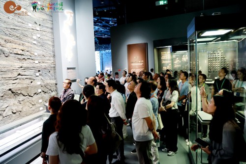 代表團考察貴州省博物館