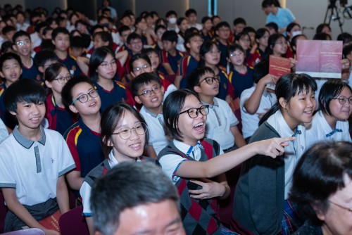 學生們投入觀賞