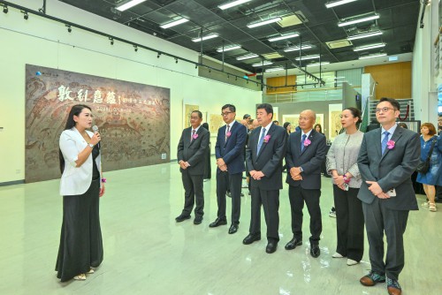 劉璟向嘉賓介紹作品