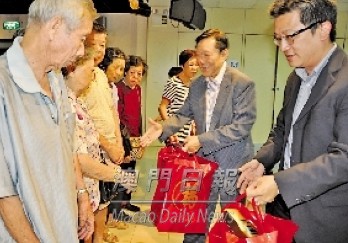 嘉賓向受惠長者派送中秋福包