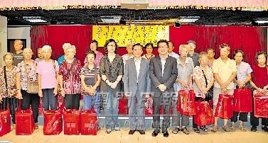 工聯獲澳門基金會贊助向逾千名居民派送中秋福包